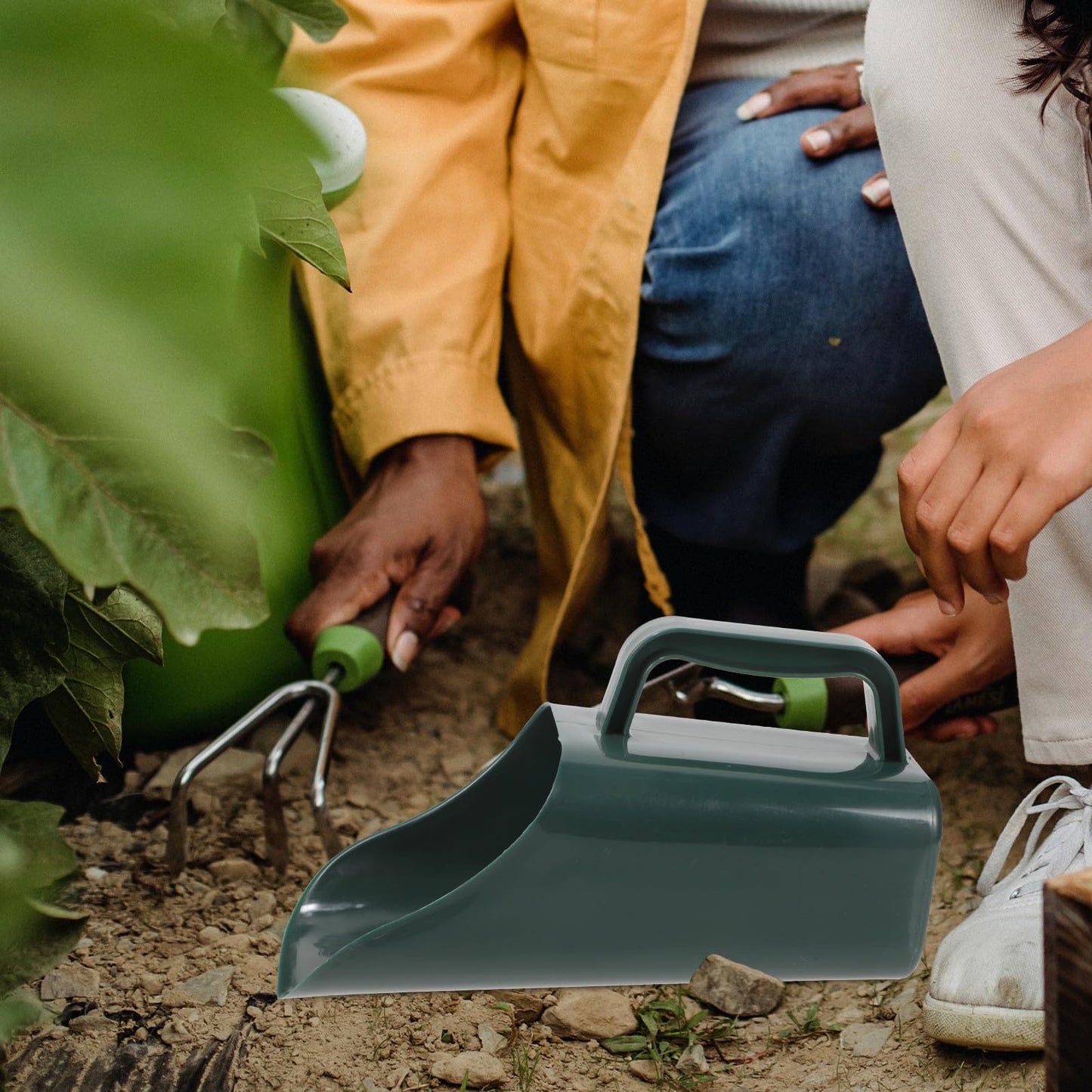 GAROZATION Multifunctional Garden Soil Scoop Shovel for Planting and Bonsai Portable Hand Soil Scooper with Large Military Green Plastic Bucket Suitable for Potting