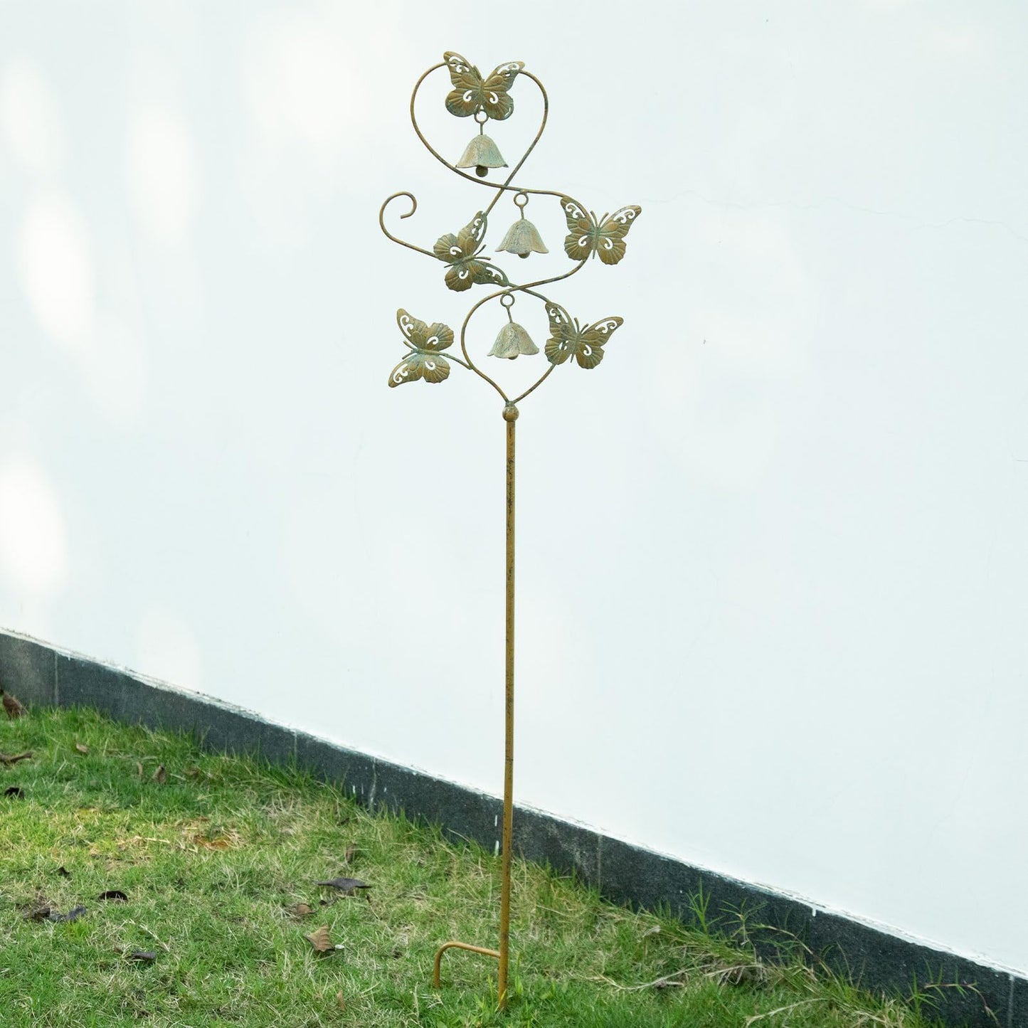 AIHAOKAN Butterflies Garden Stakes with Bells - Decorative Outdoor Yard Art, Decorative Garden Stakes for Outside Garden, Patio, Flower Bed, Pathway.