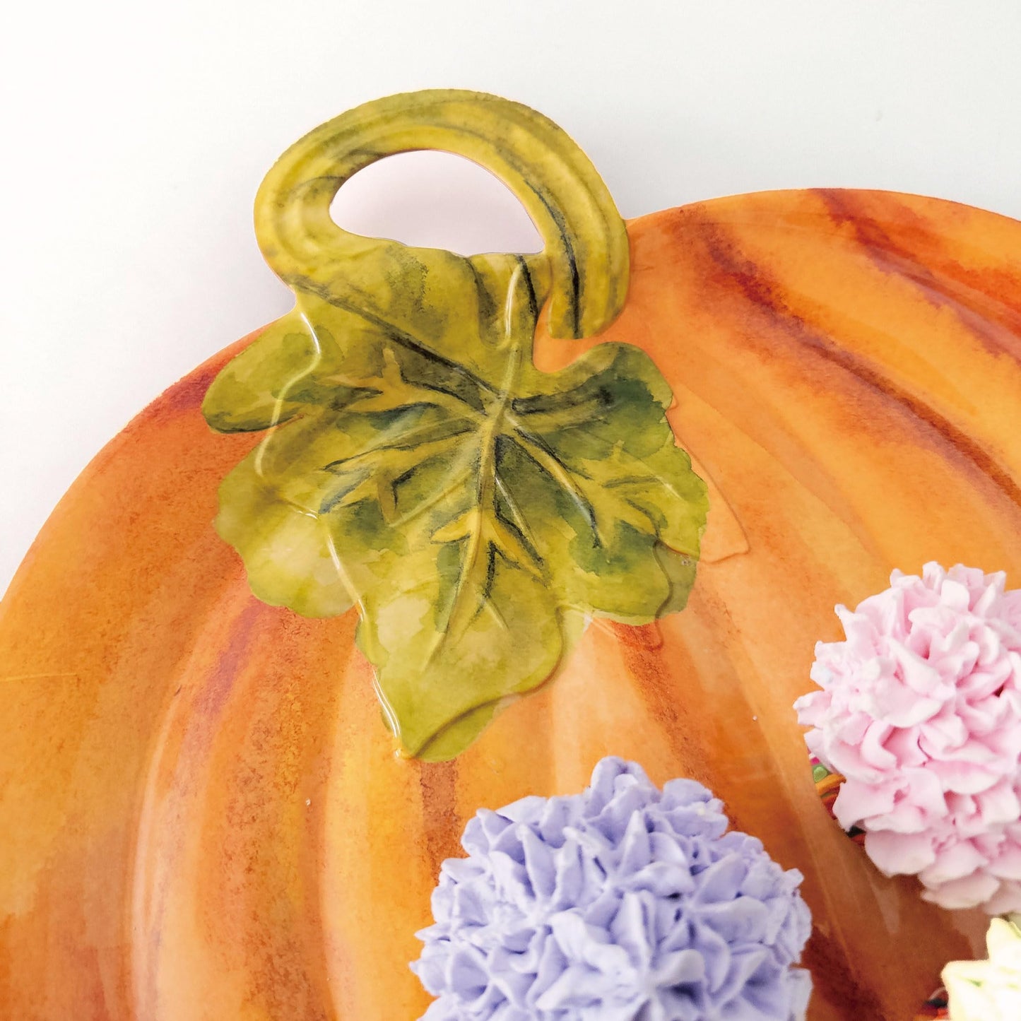 UPware Pumpkin Shaped Melamine Serving Platter, Fall Harvest Party Tray, Thanksgiving Table Decor, for Snacks, Appetizers, and Desserts, Orange, 16 x 15.5 Inch