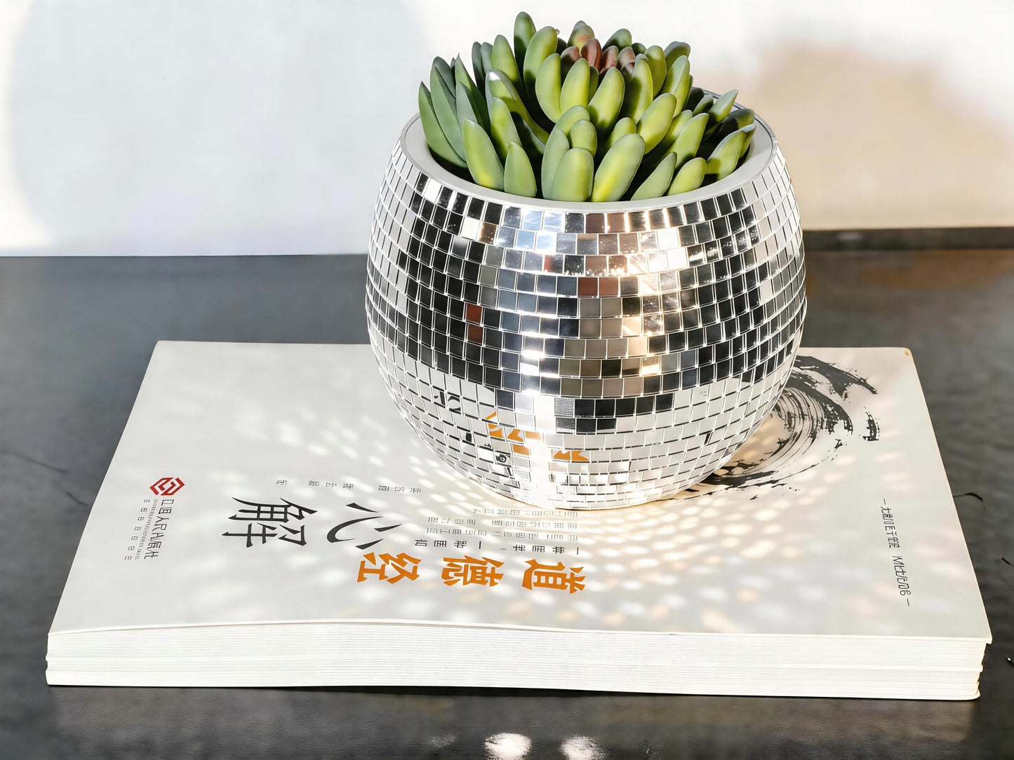 BAOBYAO Disco Ball Planter,Disco Ball Vase,Plant Pot,Flower Pot,Mirror Plant Holder,Plastics Self Watering Disco Decor Planter for Small Plant, Party,Table,Office,Kitchen,Silver,4X5IN
