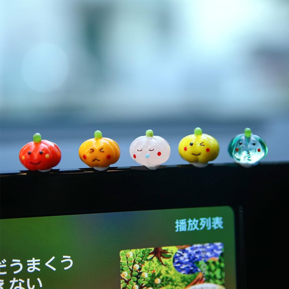 Mollytek 5PCS Mini Hand Blown Glass Figurines Collectibles Miniature Hand Blown Glass Ornaments Decor Assorted Cute Home Office Table Computer Car Dashboard Ornament (Pumpkin)