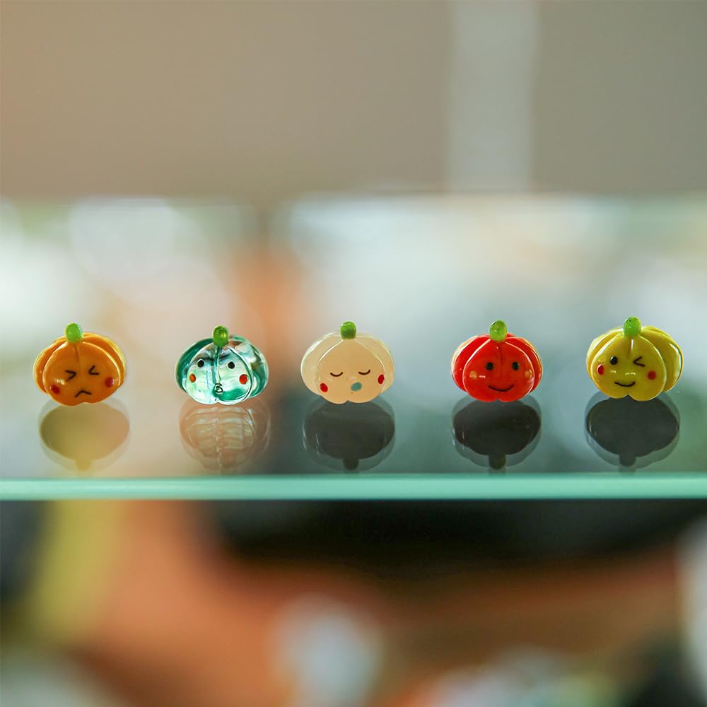 Mollytek 5PCS Mini Hand Blown Glass Figurines Collectibles Miniature Hand Blown Glass Ornaments Decor Assorted Cute Home Office Table Computer Car Dashboard Ornament (Pumpkin)