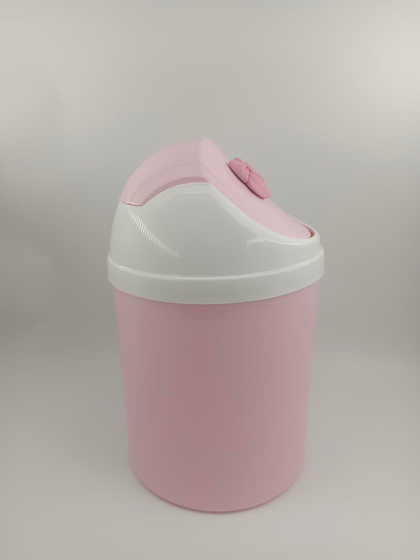 WQURC Mini Pink Desktop Trash Can with Swing Lid, Resin Bow Accent – 3.5L Compact Odor Control Small Waste Bin, Durable Plastic Tabletop Garbage Pail, Exclusive Only for Desktop Tiny Garbage Storage