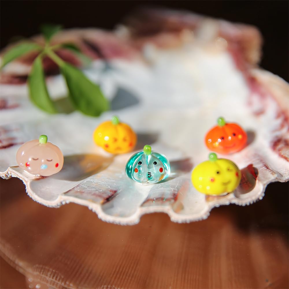 Mollytek 5PCS Mini Hand Blown Glass Figurines Collectibles Miniature Hand Blown Glass Ornaments Decor Assorted Cute Home Office Table Computer Car Dashboard Ornament (Pumpkin)