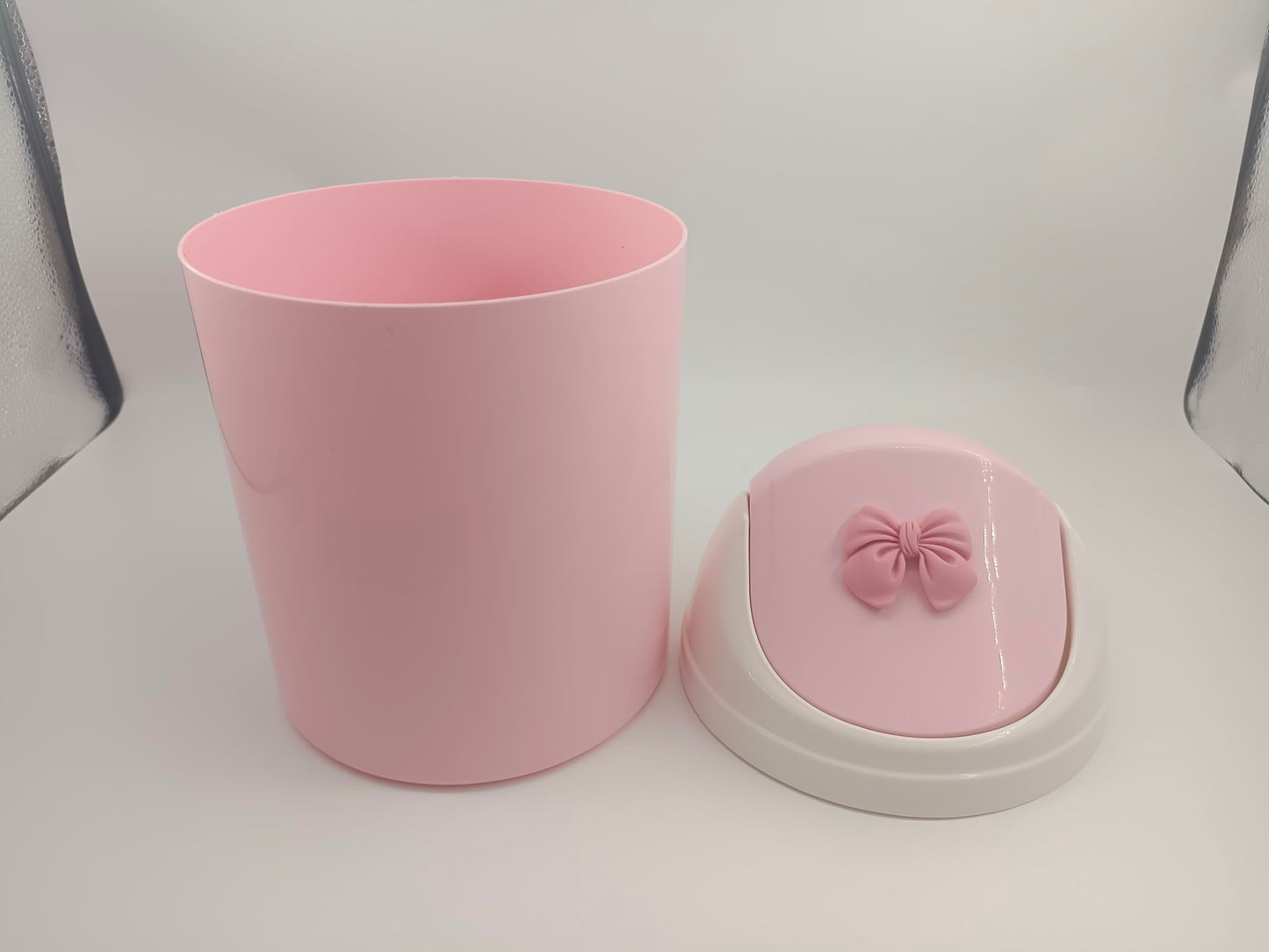 WQURC Mini Pink Desktop Trash Can with Swing Lid, Resin Bow Accent – 3.5L Compact Odor Control Small Waste Bin, Durable Plastic Tabletop Garbage Pail, Exclusive Only for Desktop Tiny Garbage Storage