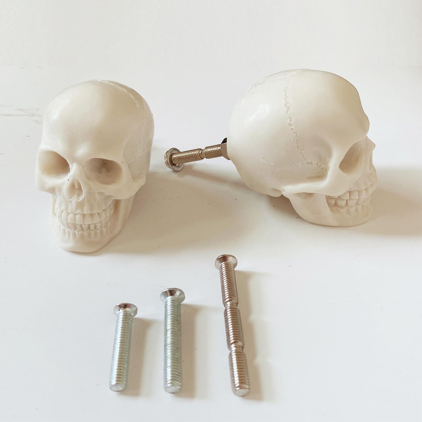 ZILucky 2 Pack Skull Drawer Knobs, Cabinet Knobs, Drawer Pulls, Halloween Home Decor, Skeleton Home Decor, Witchy Decor (2, Grayish White)