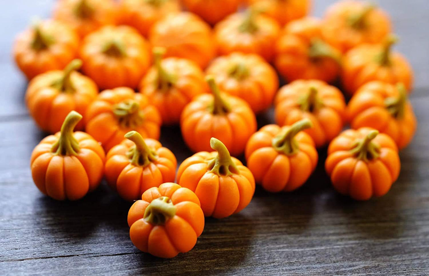 1shopforyou 20-Piece Mini Pumpkins Halloween Decorative Set – Clay Display Accents for Home Décor & Craft Styling