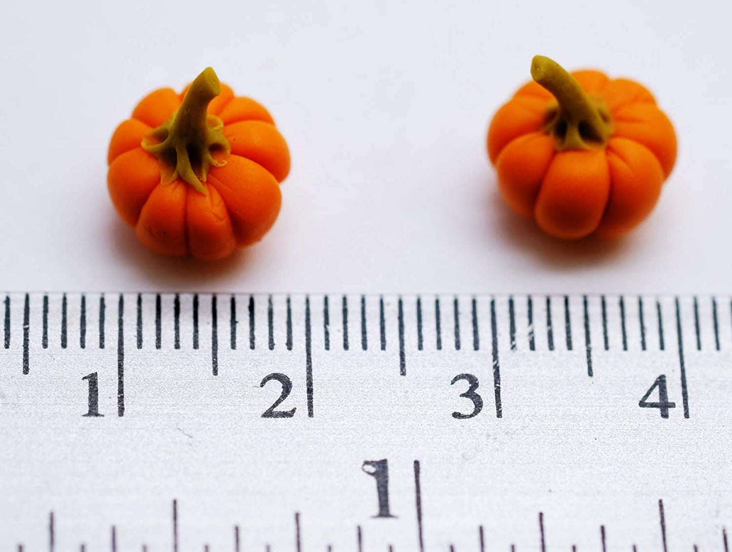 1shopforyou 20-Piece Mini Pumpkins Halloween Decorative Set – Clay Display Accents for Home Décor & Craft Styling