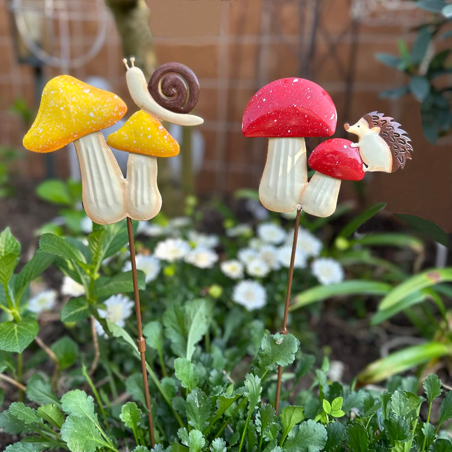 MGSYPHOME 2 Pack Metal Mushroom Decorative Garden Stakes，19.6" Outdoor Garden Decor Rust Proof Metal Flower Decoration,Spring Yard Art Decorations for Lawn Patio,