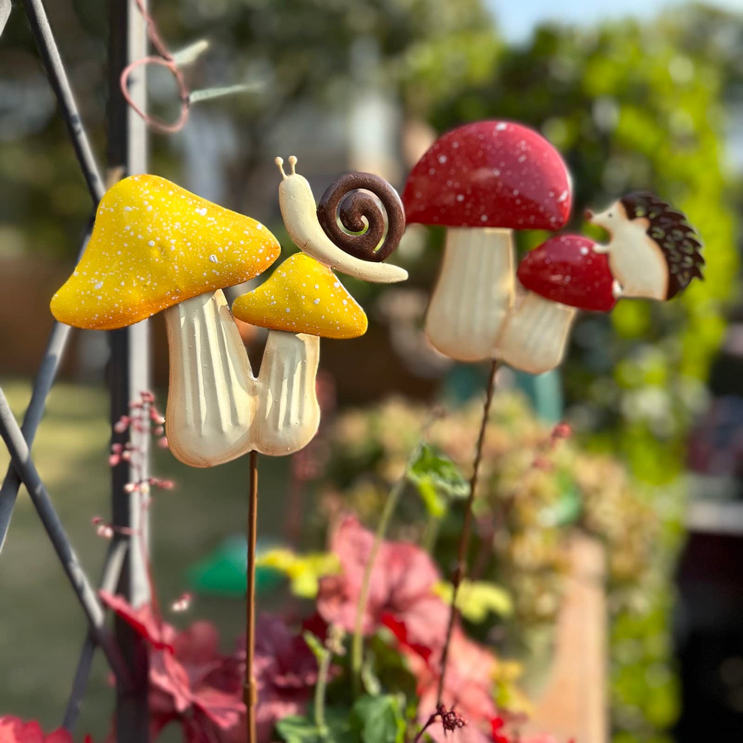 MGSYPHOME 2 Pack Metal Mushroom Decorative Garden Stakes，19.6" Outdoor Garden Decor Rust Proof Metal Flower Decoration,Spring Yard Art Decorations for Lawn Patio,