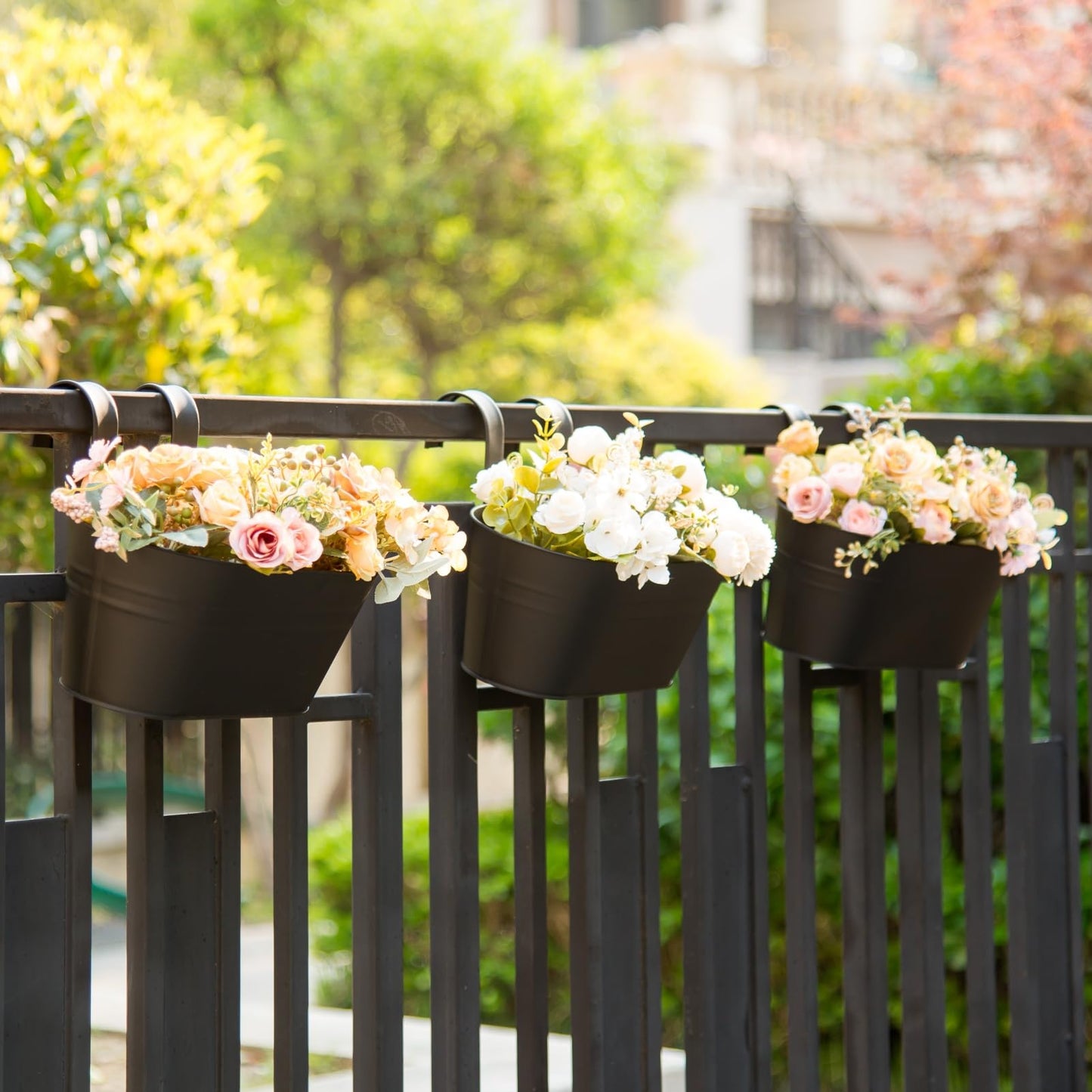 pansparade 3 Pack Metal Hanging Flower Pots for Railing Fence，Outdoor Balcony Rail Planter with Detachable Hooks Drainage Holes for Deck Garden Home Decor Black