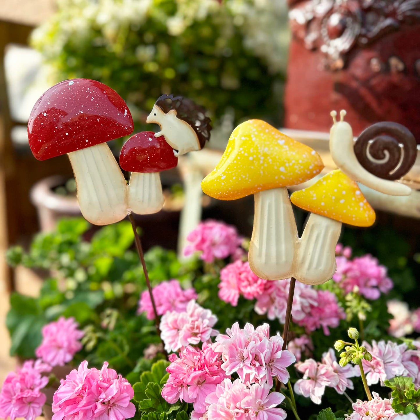 MGSYPHOME 2 Pack Metal Mushroom Decorative Garden Stakes，19.6" Outdoor Garden Decor Rust Proof Metal Flower Decoration,Spring Yard Art Decorations for Lawn Patio,