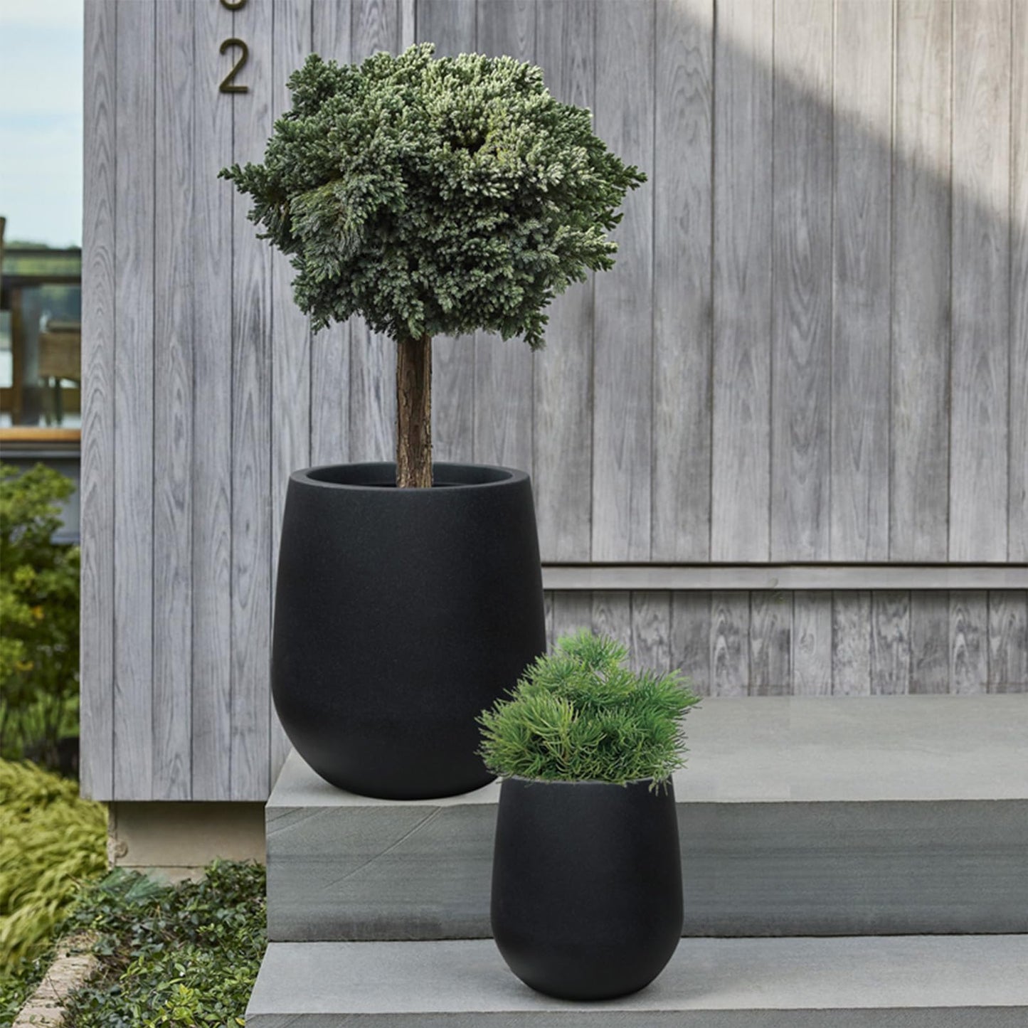 16.9 Inch Plastic Tall Planters for Outdoor Plants,Modern Black Round Tapered Flower Pot for Outdoor and Indoor Plants, Large Plant Pots with Drainage Holes and Rubber Plug for Home Garden Patio