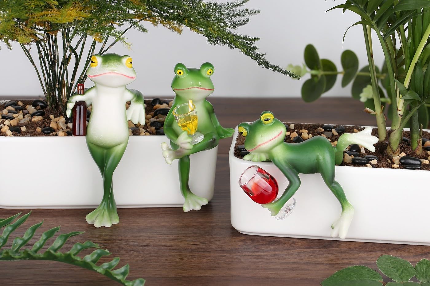LAIDANLA Miniature Frog Figurines Funny Frog Garden Decor Outdoor Statue Plant Decorations for Garden Lawn Yard Ornament (Drinking Juice)