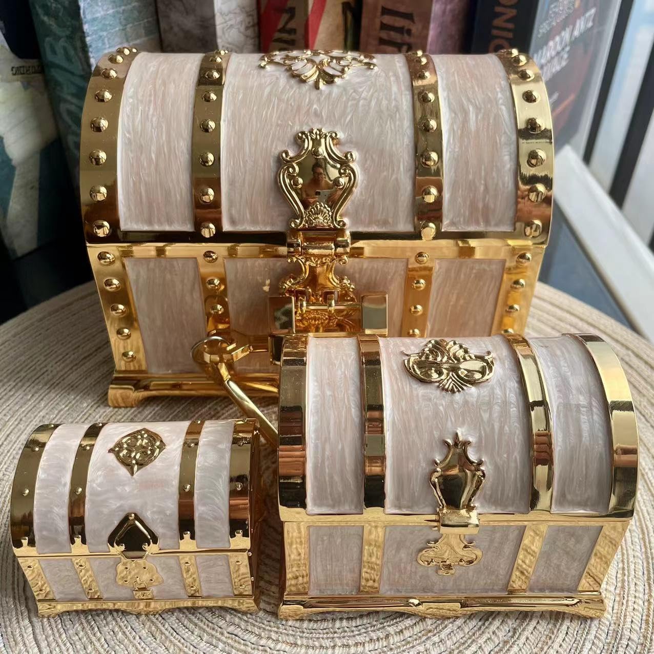Truewon Vintage Metal Jewelry Chest Treasure Trinket Box, Gem Storage Tray Ring Earrings Necklace Keepsake Gift Holder Case Bag for Girls Ladies Women (Small Golden White)