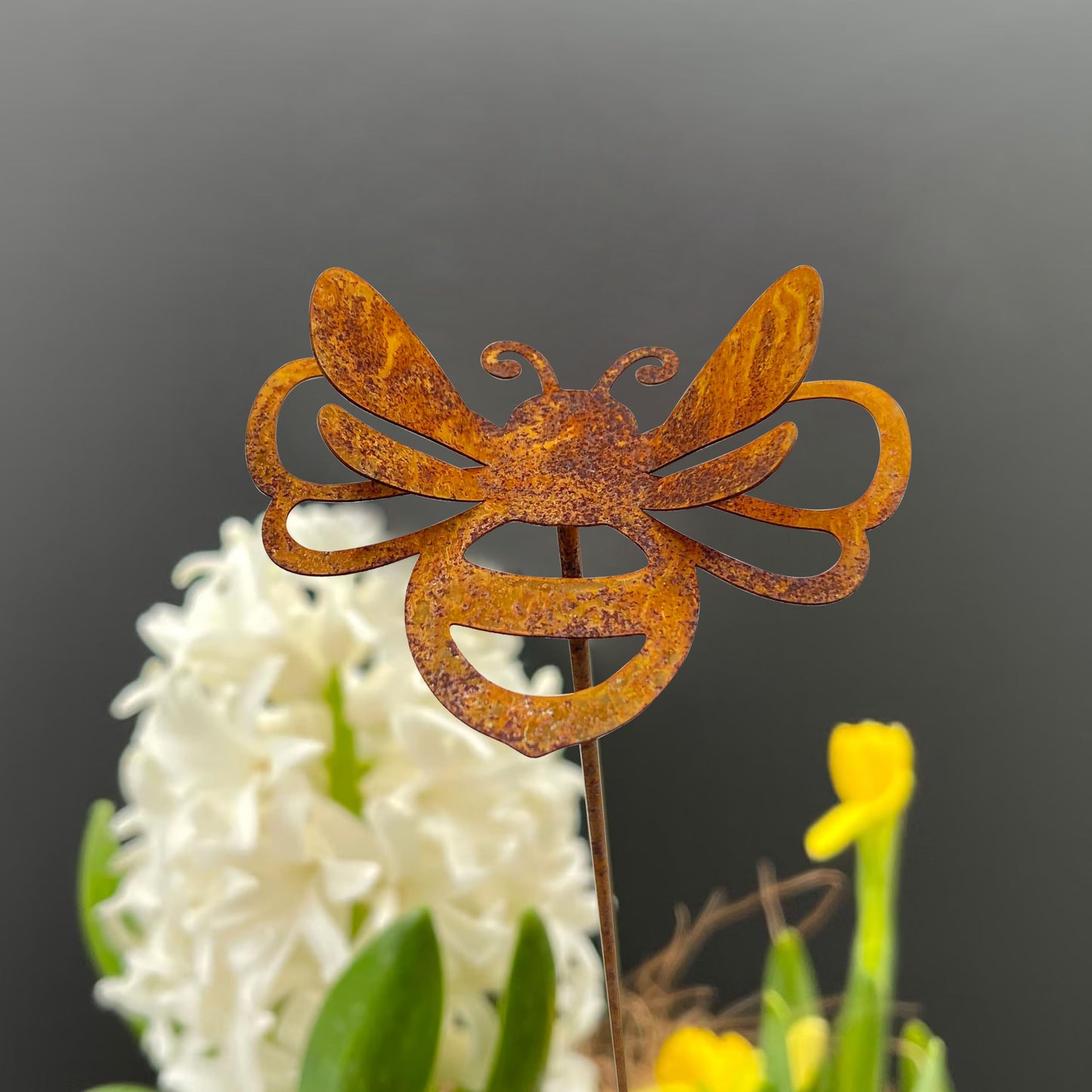 Urbraneco 3 Pcs Rusty Bee Stake Rustic Metal Yard Decor Sculpture Plant Pot Accents Decorative Garden Stakes for Lawn Fences Patio Patio Backyard Outdoor