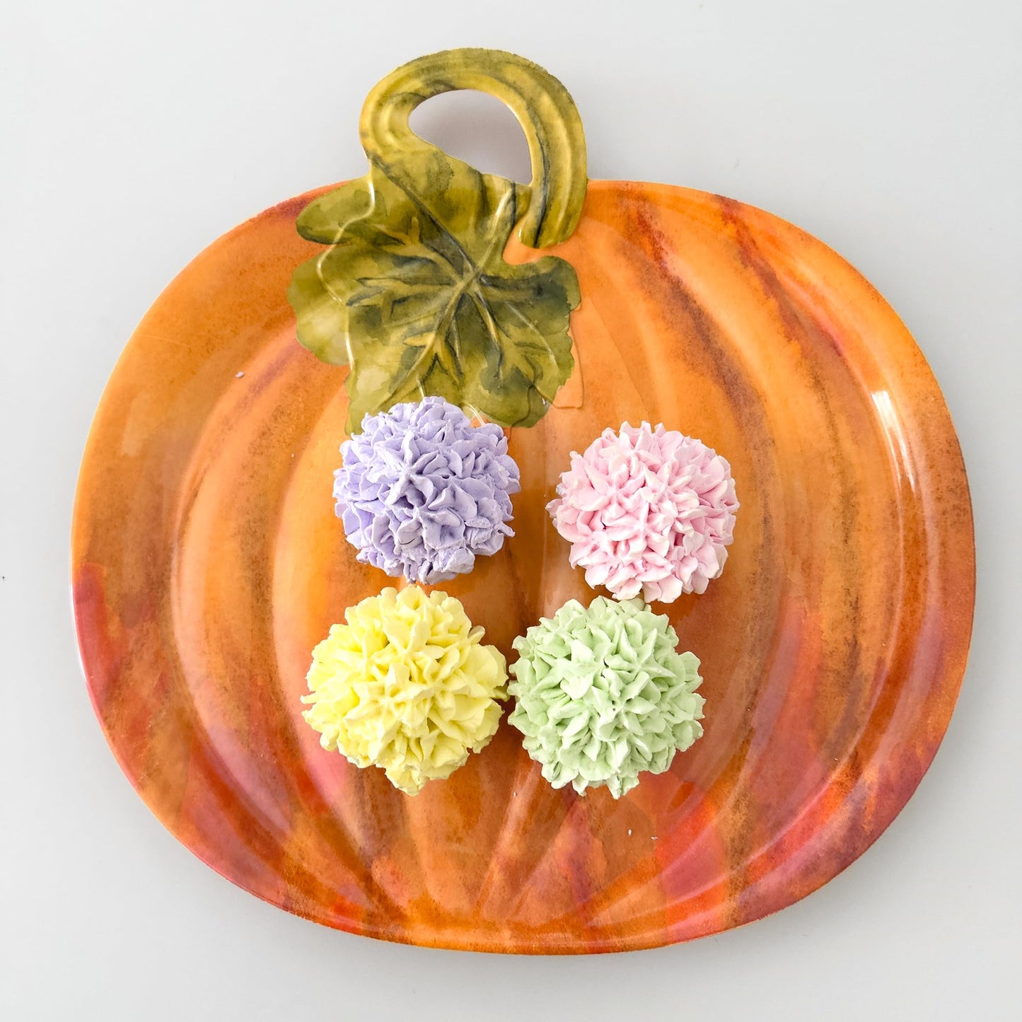 UPware Pumpkin Shaped Melamine Serving Platter, Fall Harvest Party Tray, Thanksgiving Table Decor, for Snacks, Appetizers, and Desserts, Orange, 16 x 15.5 Inch