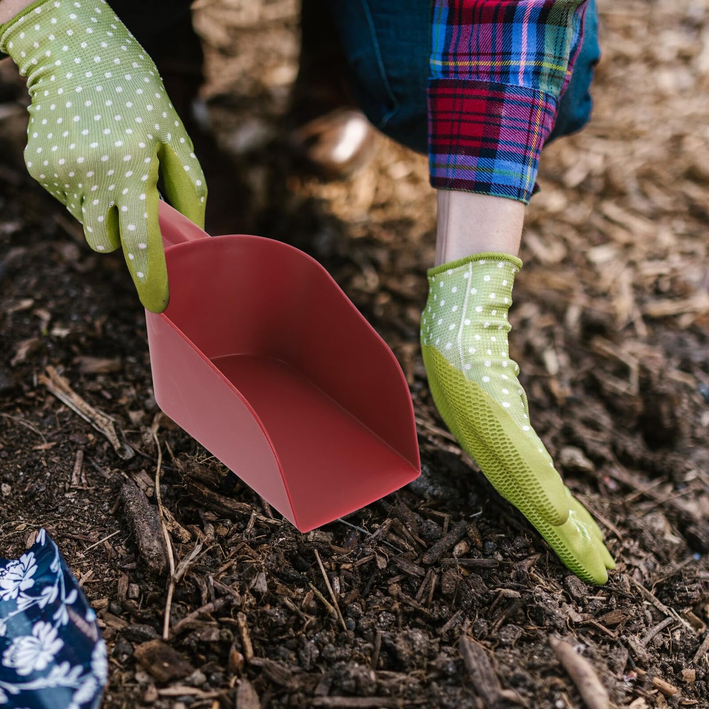 PLAFOPE 3pcs Gardening Shovel Set for Indoor and Outdoor Planting, Soil Scoop and Weeding Hand Tools, Burgundy Plastic Succulent and Bonsai Potting Shovels for Home Garden Use