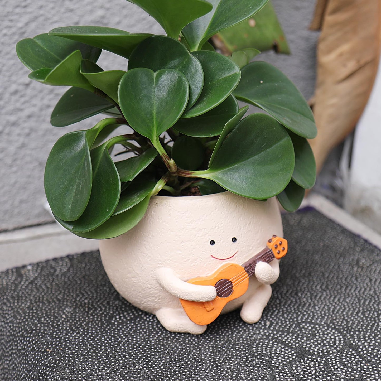 UMESONG Smily Face Planter Pot with Drainage Hole Cute Resin Head Planters for String of Pearls Plant Live Unique Guitar Succulent Pots for Indoor Outdoor Plants Gift IdeaI for Mother Christmas