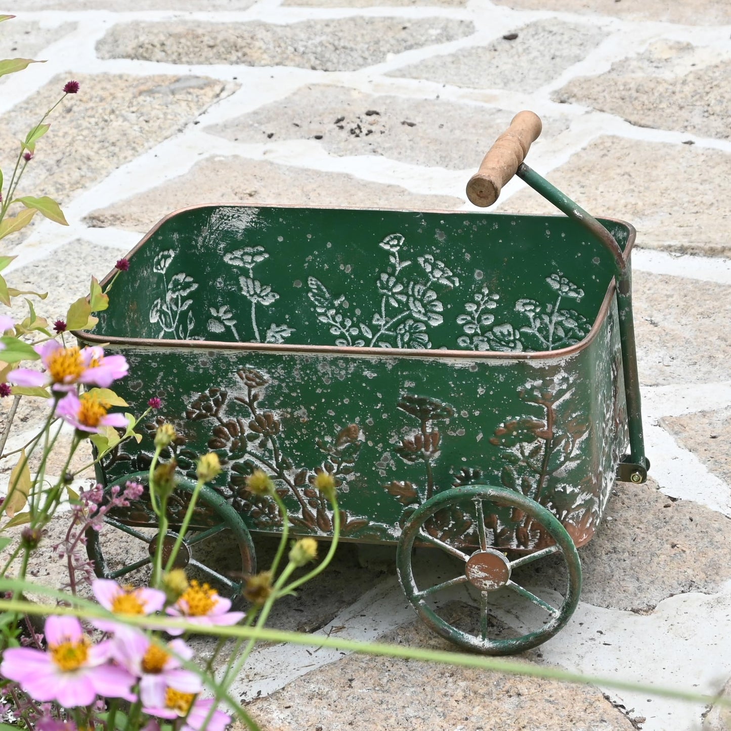 Zokyntrix Flower Cart with Wooden Handles, Metal Wagon Planters for Outdoor Plants, Garden Planter with Wagon Wheels, Decorative Wheelbarrow, Plant Cart for Patio Garden Balcony (Green)