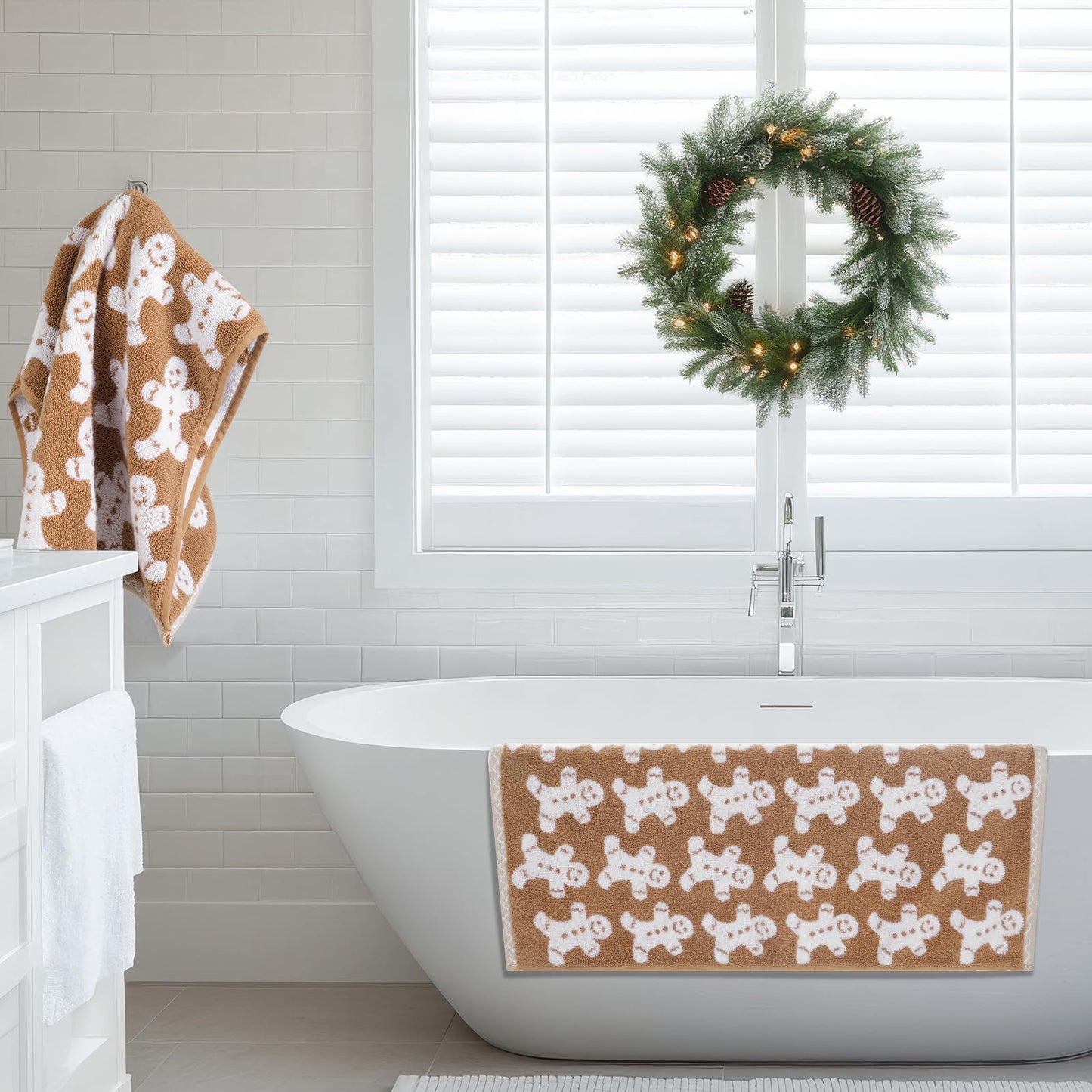 Shemilly 2pcs Christmas Hand Towels Brown Xmas Gingerbread Jacquard Hand Towel for Bath 100% Cotton Thick Soft Bathroom Kitchen Decorative Set for Christmas Winter Holiday Decor Gift,18 x 28 Inch
