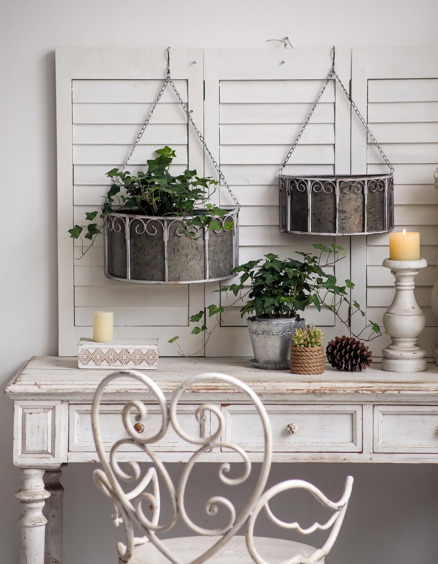 SOFE Farmhouse Galvanized Metal Hanging Planter Basket Set of 2, Unique Hanging Plant Pot Indoor Outdoor, 14 Inch/12inch Flower Pots Holder with Chain Hook, Home Garden Patio Decor