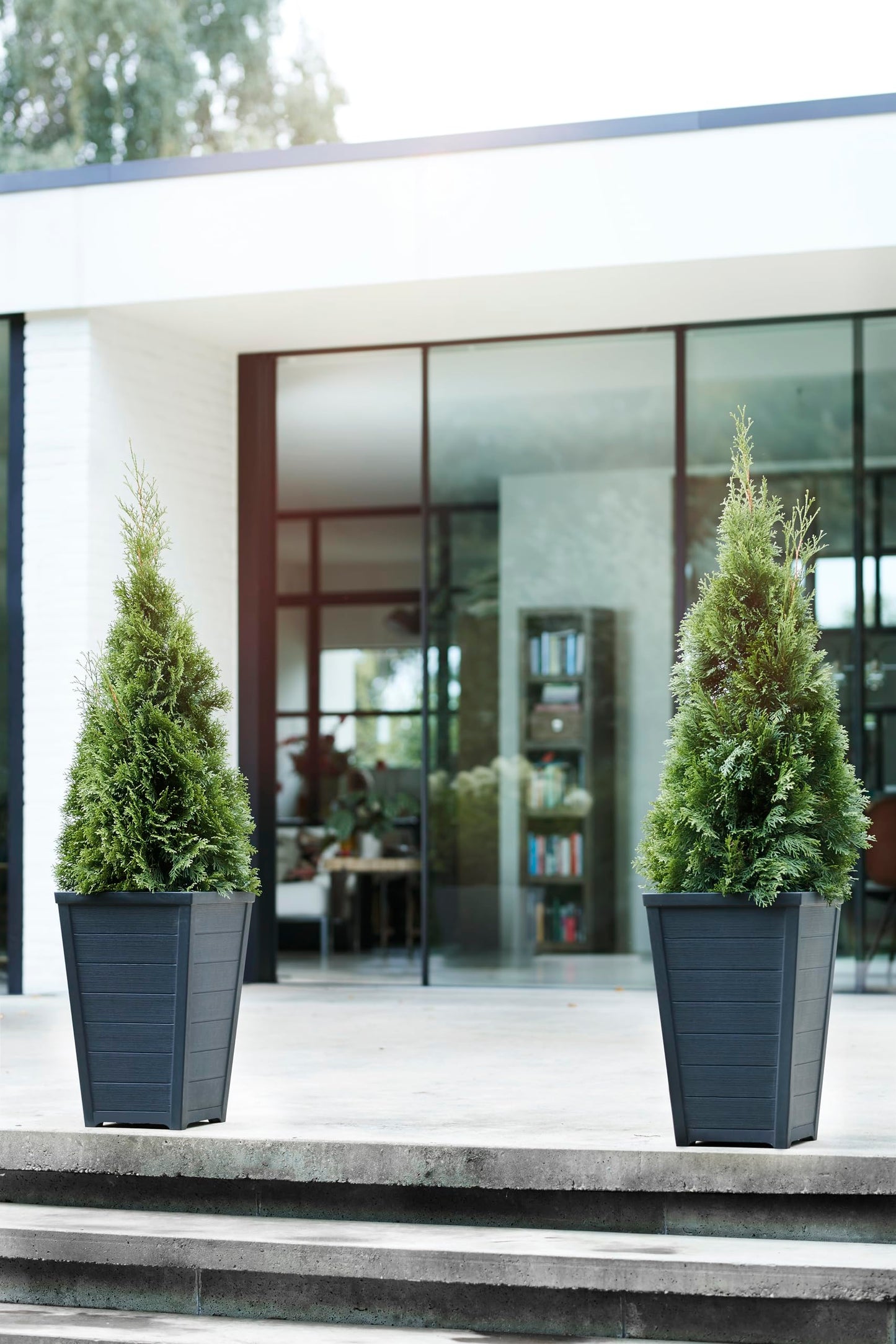 Keter Set of 2 Resin Modern Outdoor 22 Inch Tall Large Flower Pots, Tapered Wood Look Planters for Outdoor Plants and Front Porch Decor, Graphite