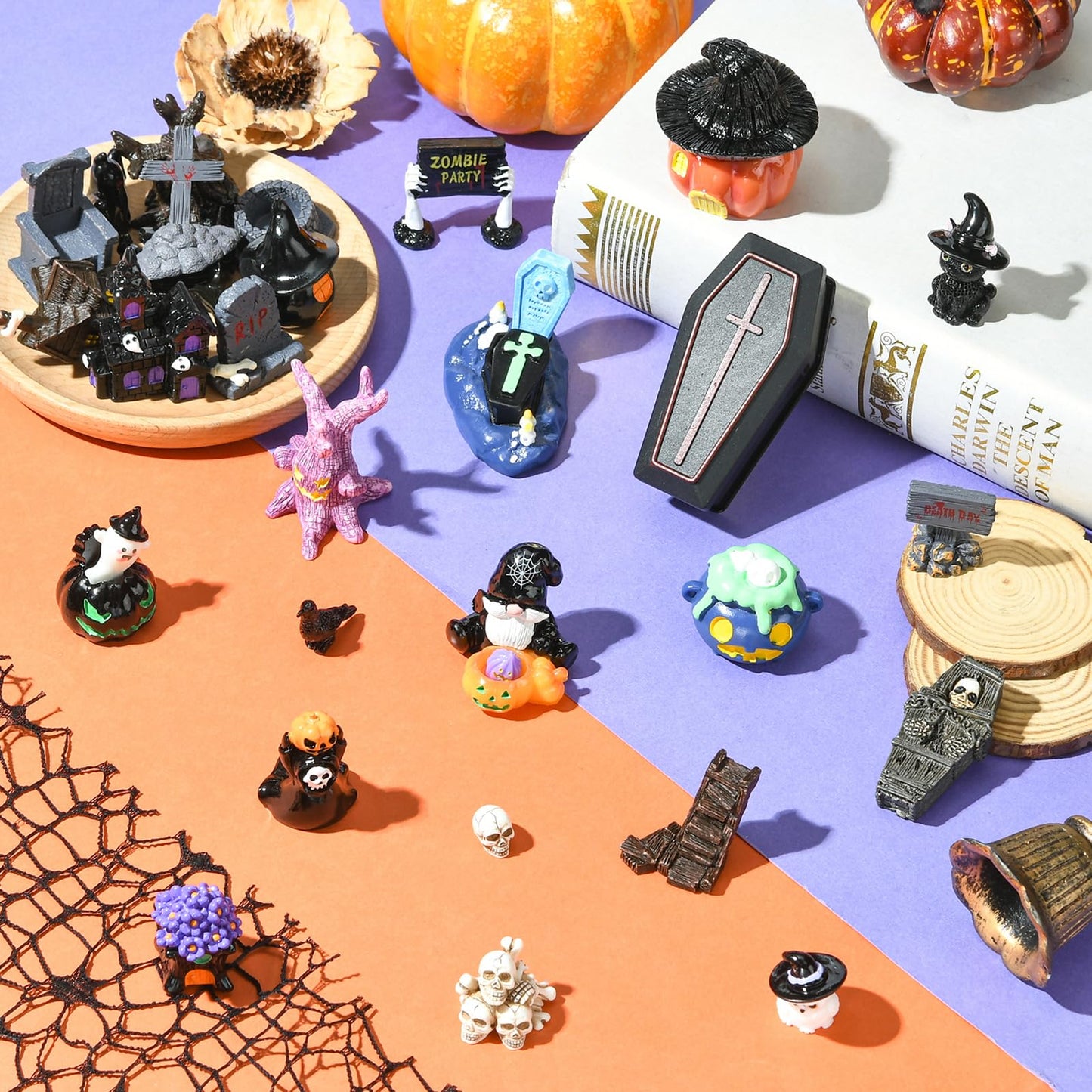 WEWAYSMILE 30Pcs Halloween Miniatures Figurines Mini Resin Pumpkins Skulls Ghost Figurines Tiny Coffin Halloween Village Figurine for Tabletop House Accessories Party Prop Decor