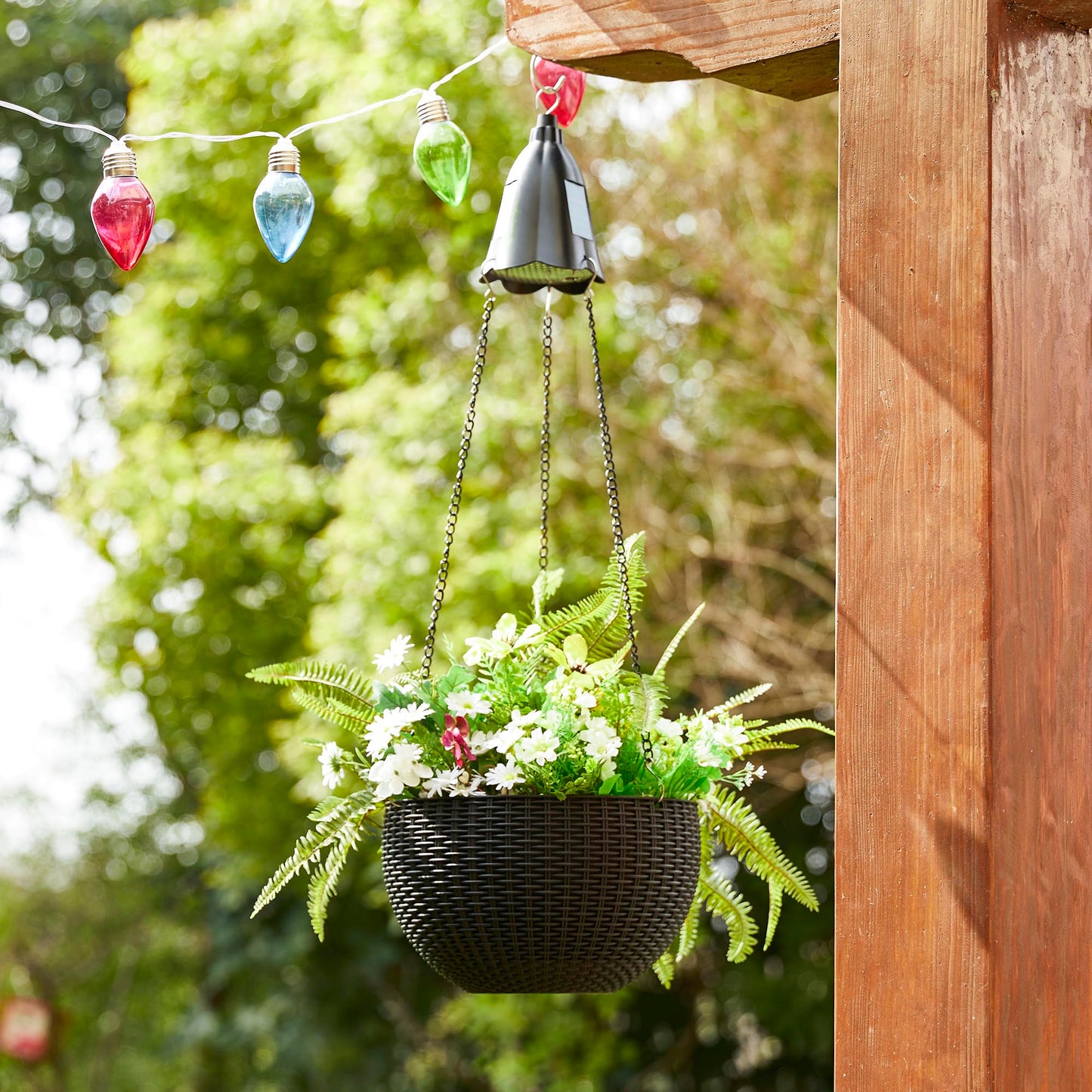 Glitzhome 30" H Plastic Hanging Planter with Solar Lights, Black Plant Basket Hanger with Chain for Outdoor Indoor Plants