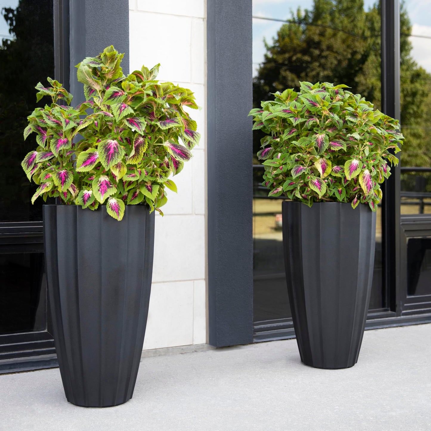 Mayne Inc. Sedona 28in Tall Planter - Black - 16in Dia x 28in H - with 6.6 Gallon Built-in Water Reservoir (2832-B)
