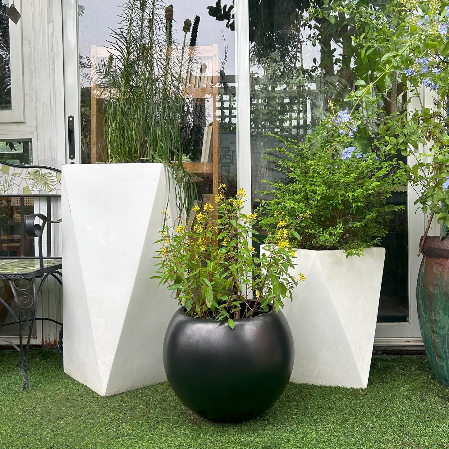 Panlaolao 13.5 H x 17" Dia (12" Pot Opening) Round Fiberstone Planter with Drainage Hole, Black, Indoor/Outdoor Large Plant Pot for Home Patio Garden, Ideal for Large Plants