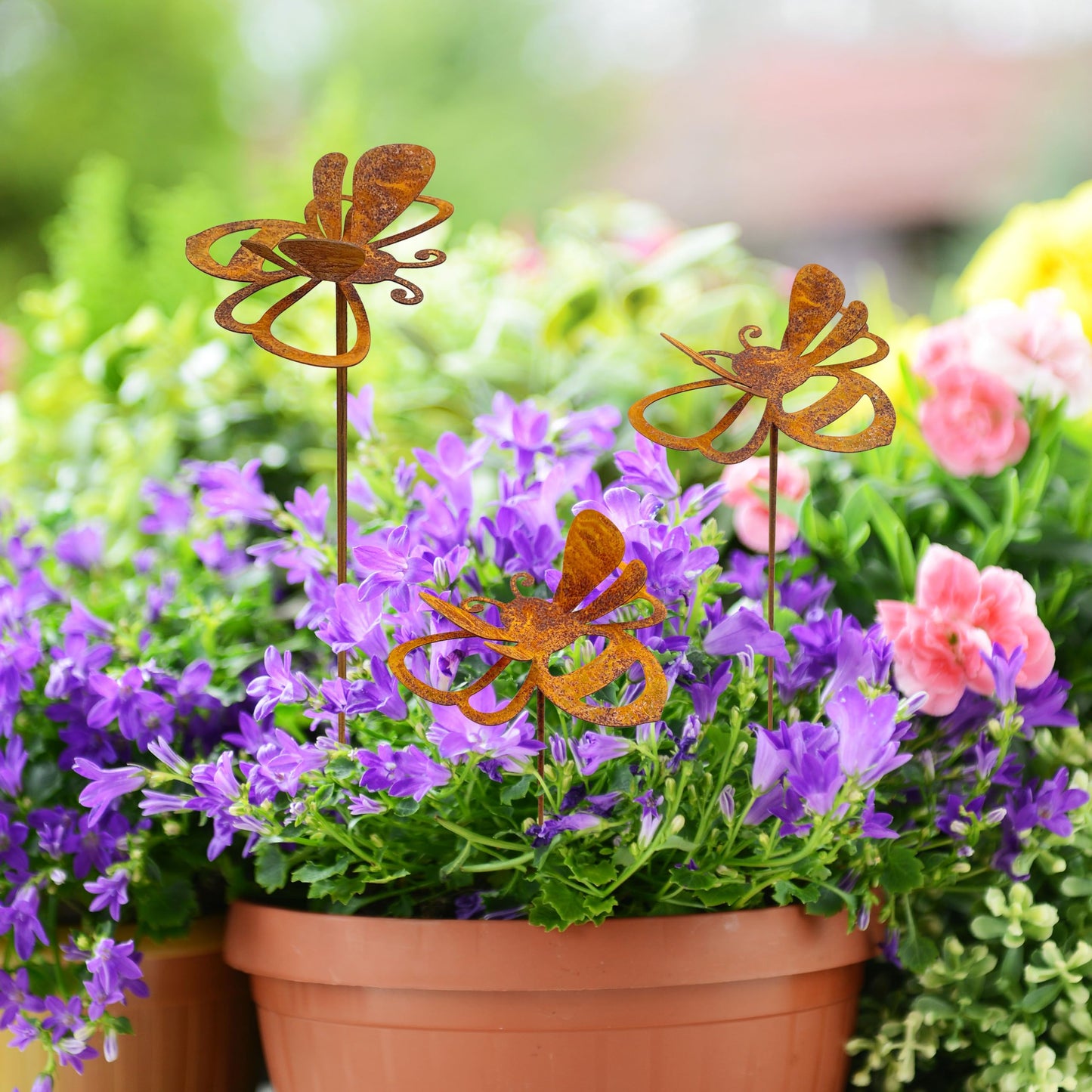 Urbraneco 3 Pcs Rusty Bee Stake Rustic Metal Yard Decor Sculpture Plant Pot Accents Decorative Garden Stakes for Lawn Fences Patio Patio Backyard Outdoor