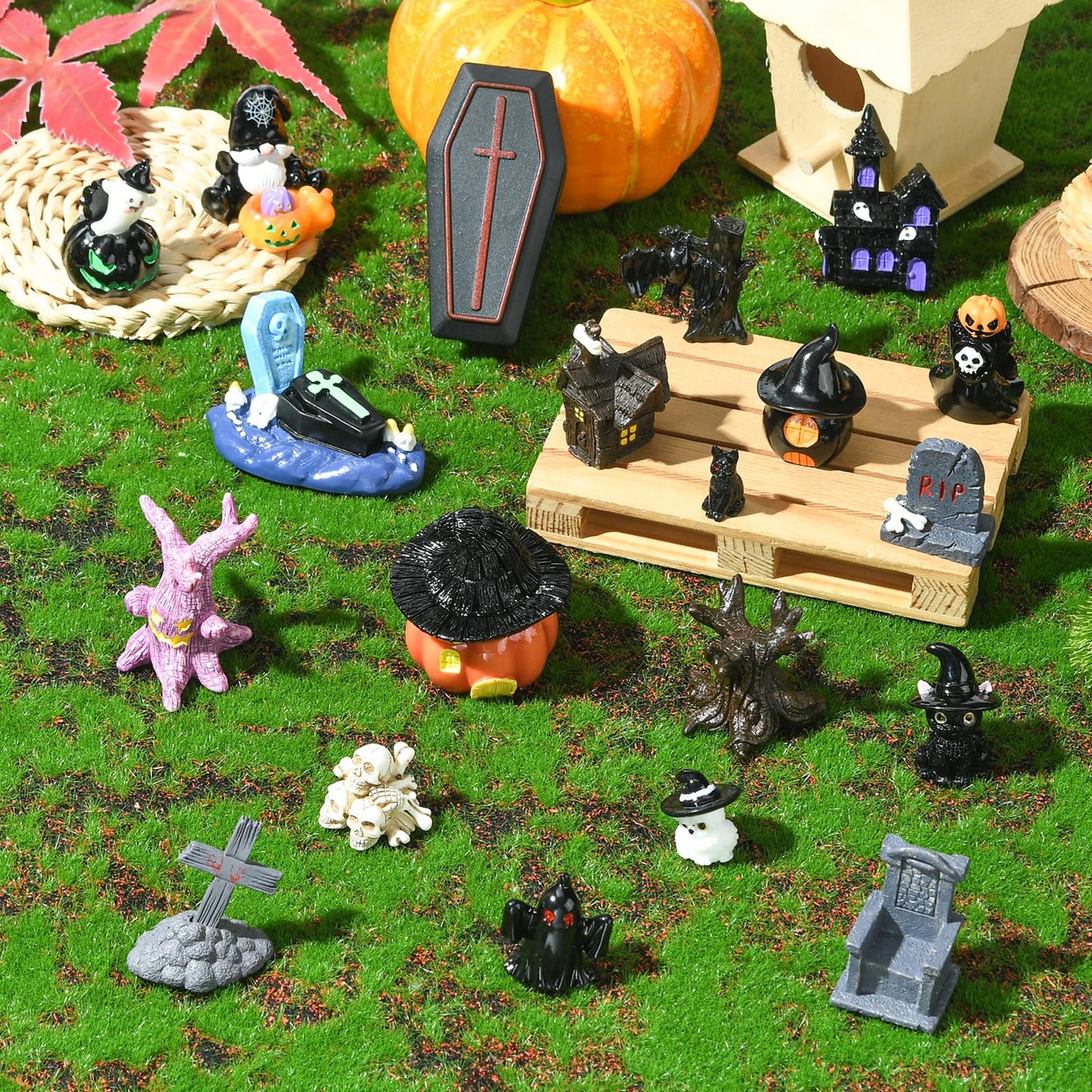 WEWAYSMILE 30Pcs Halloween Miniatures Figurines Mini Resin Pumpkins Skulls Ghost Figurines Tiny Coffin Halloween Village Figurine for Tabletop House Accessories Party Prop Decor