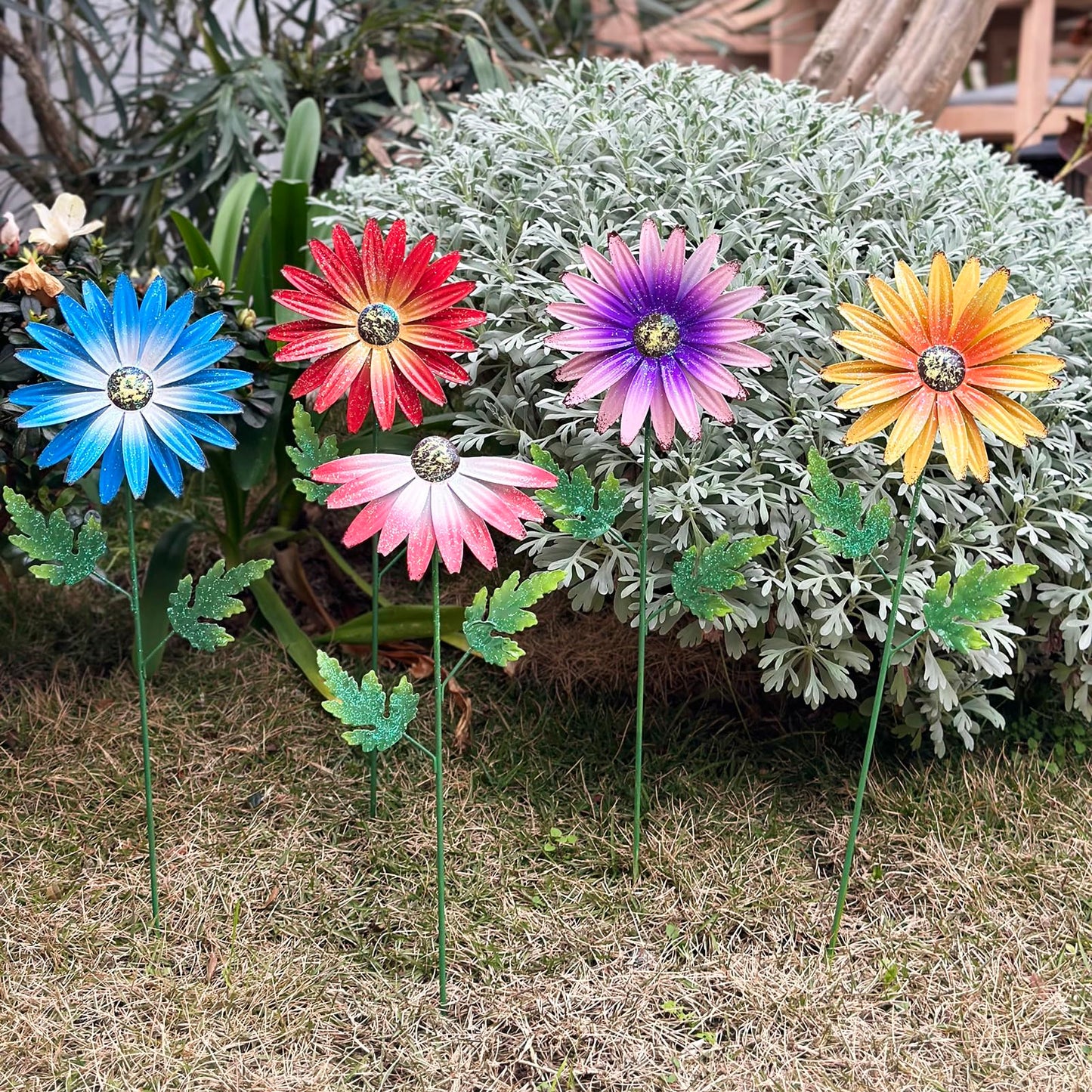 WKHOMEDECO Metal Flowers for Outside, 4 Pack Decorative Garden Stakes with Spring Design, 16.5 Inch Handmade Iron Outdoor Metal Garden Decor, Flickering Daisy Yard Art for Patio Lawn