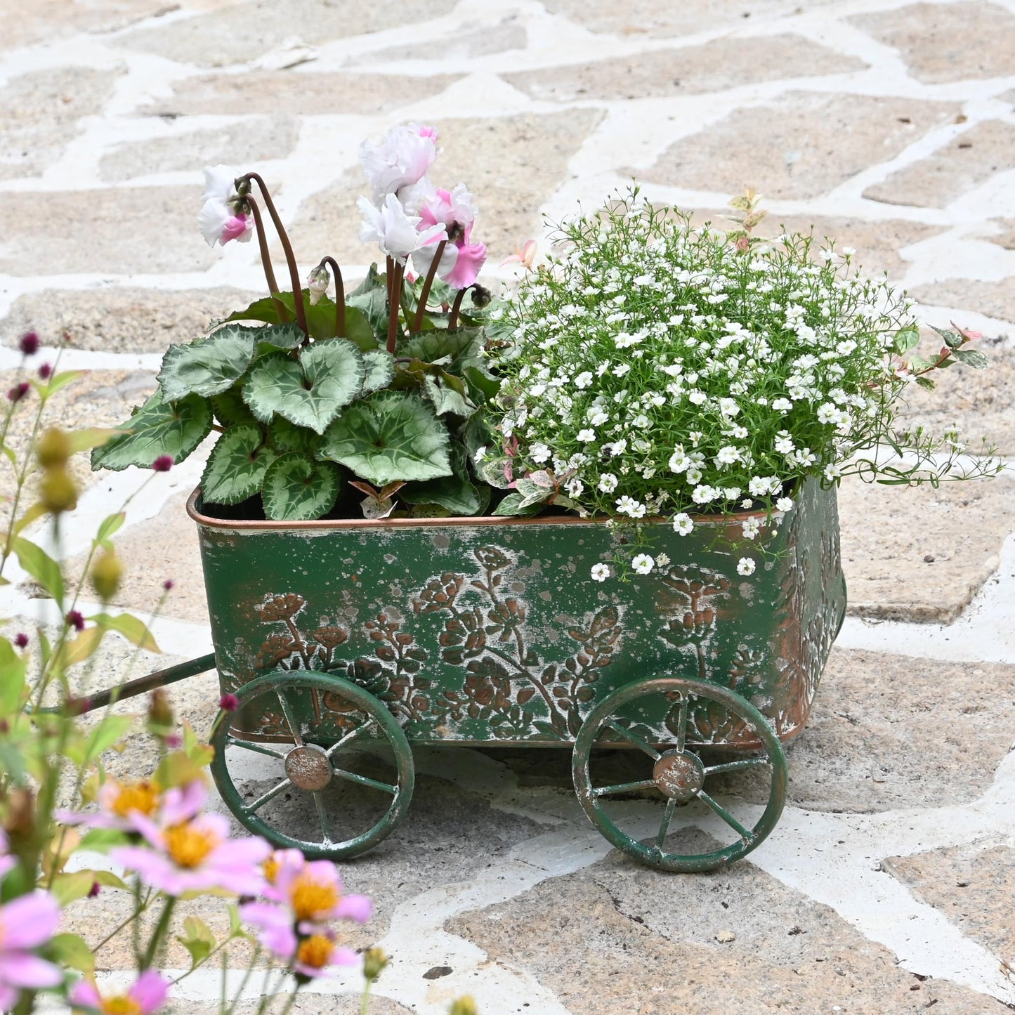 Zokyntrix Flower Cart with Wooden Handles, Metal Wagon Planters for Outdoor Plants, Garden Planter with Wagon Wheels, Decorative Wheelbarrow, Plant Cart for Patio Garden Balcony (Green)