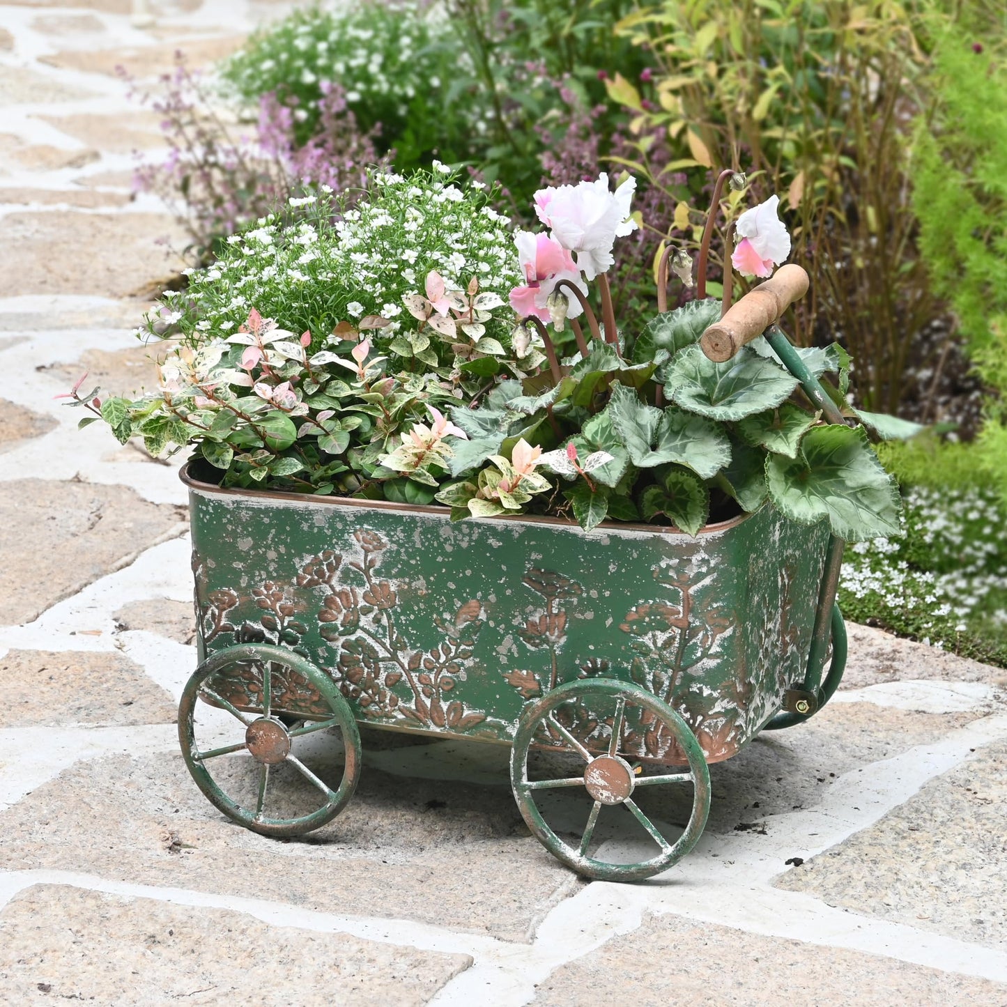 Zokyntrix Flower Cart with Wooden Handles, Metal Wagon Planters for Outdoor Plants, Garden Planter with Wagon Wheels, Decorative Wheelbarrow, Plant Cart for Patio Garden Balcony (Green)