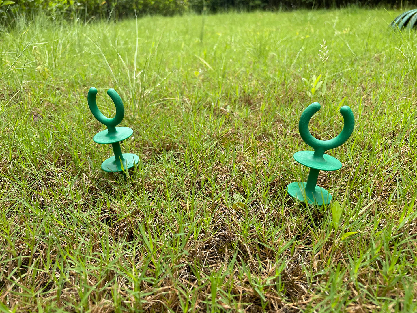 WIBBLESOX 10 Pcs Green Garden Hose Guide Stakes Length Holiday Lights Holder Light Duty High Toughness Plastic Nails Tools for Garden Yard Plant Protection
