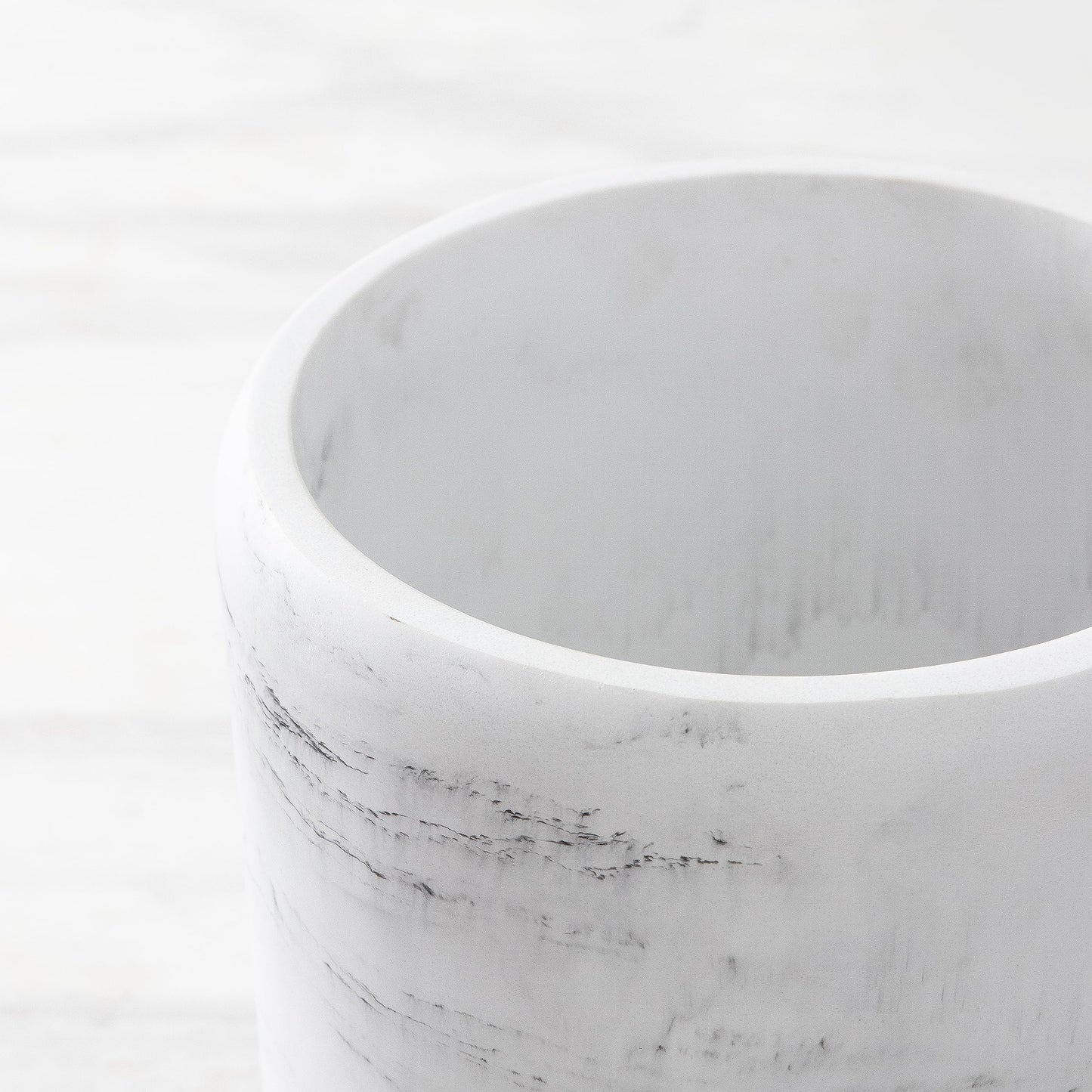 QL DESIGN Bathroom Trash Can - Decorative Wastebasket Finished in Resin, Beautiful Marble Look, Modern Round Waste Basket for Bathroom, Powder Room Or Living (Marble Style), white